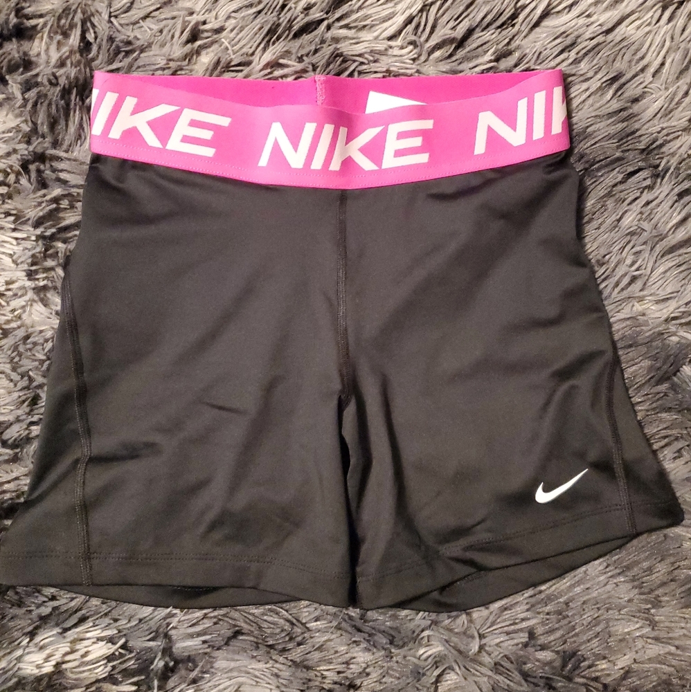 NWOT Nike spandex shorts. Medium